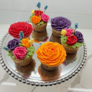 A little colour goes a long way. 🌸🧁
Bright floral cupcakes, made to stand out. DM us to order yours.
#FloralCupcakes #ButtercreamFlowers #TorontoBaker #TheSweetSpotCakes