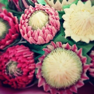 🇿🇦 A Protea you can eat! 🌸🧁
South Africa’s national flower, hand-piped in buttercream.
Almost too beautiful to eat. Almost. 😉
Order yours today.
#ProteaCupcakes #ButtercreamFlowers #FloralCupcakes #SouthAfrican #TheSweetSpotCakes