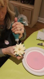 Piping a buttercream poinsettia 🌺 A little Christmas magic in the making.
#ButtercreamPoinsettia #ChristmasCupcakes #FloralCupcakes #ButtercreamFlowers #TheSweetSpotCakes