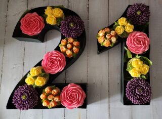 BIG celebrations deserve BIG flower power! 🌸🎉
Letters, numbers and a whole lot of buttercream gorgeousness! 💕
Our custom floral cupcake boxes make every milestone extra special.
🎂 Your number. Your letter. Your WOW factor!
📩 Celebrating something special? DM us your date and chosen letter or number to place your custom order!
#TheSweetSpotCakes #FloralCupcakes #CupcakeArt #CustomCupcakes #TorontoBakery
