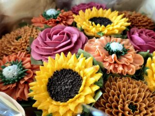 🍂 FALL IN LOVE WITH FLOWERS YOU CAN EAT! 🧁💐
Autumn colours, gorgeous buttercream blooms and a whole lot of deliciousness!
Our handcrafted fall cupcake bouquets are almost too pretty to eat. Almost. 😉
🍁 Perfect for gifting, celebrating or treating yourself!
📩 DM us to order your fall bouquet!
#FallCupcakeBouquet #ButtercreamFlowers #TheSweetSpotCakes #TorontoCupcakes #EdibleFlowers