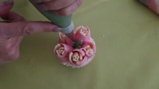 🌷 Buttercream tulips made easy!
Want to pipe gorgeous tulips using a Russian piping tip? 🌷
Hold your piping bag upright, apply gentle pressure, then lift and release. Just like that — beautiful buttercream tulips in seconds!
A little practice, a lot of floral magic! 💕
#ButtercreamTulips #RussianPipingTips #CupcakeDecorating #ButtercreamFlowers #TheSweetSpotCakes