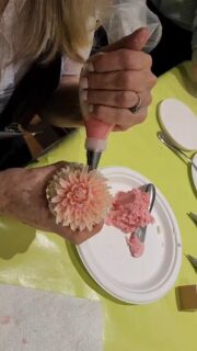 Piping a buttercream dahlia… because cupcakes deserve flowers too. 🌸🧁
#ButtercreamDahlia #ButtercreamFlowers #FloralCupcakes #CupcakeDecorating #TheSweetSpotCakes